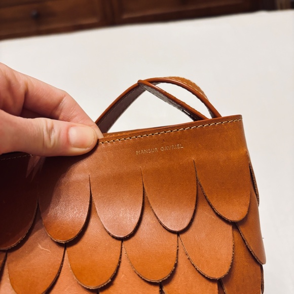 Mansur Gavriel Scalloped leather crossbody bucket in Camel - Picture 4 of 8